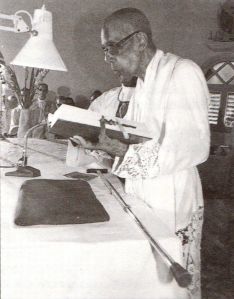 Une des dernières photos du Père Magloire officiant en l'église de Deshaies